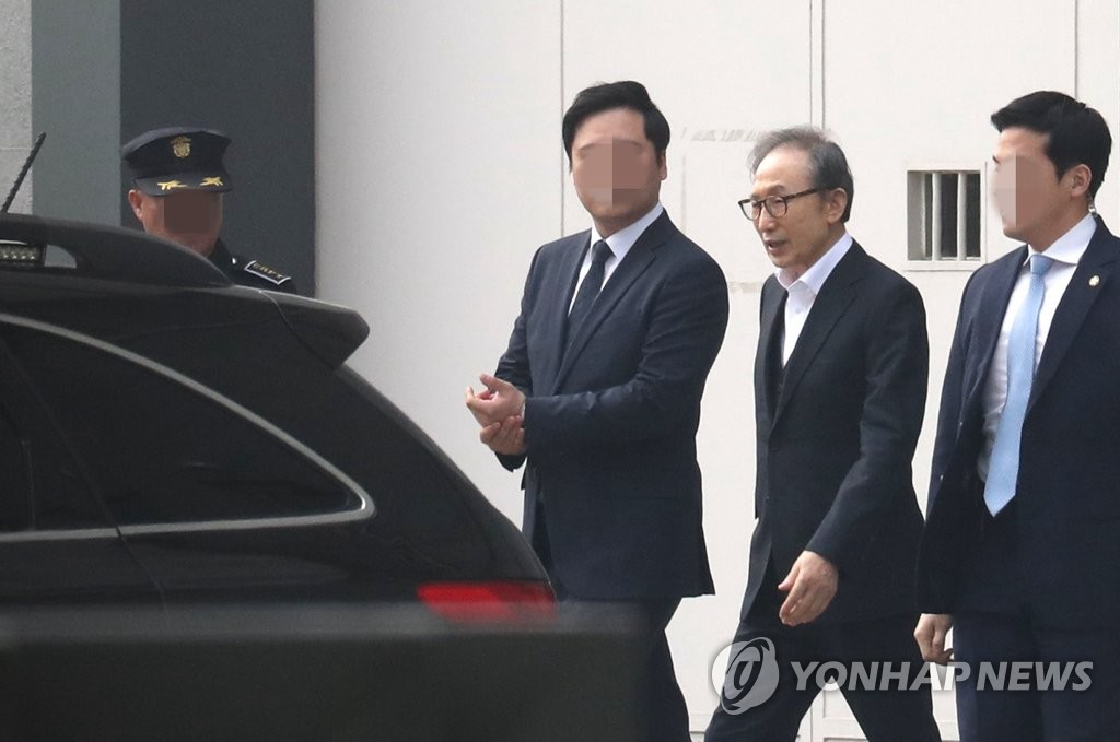 6日，成功保釋的李明博從首爾東部拘留所走出來。