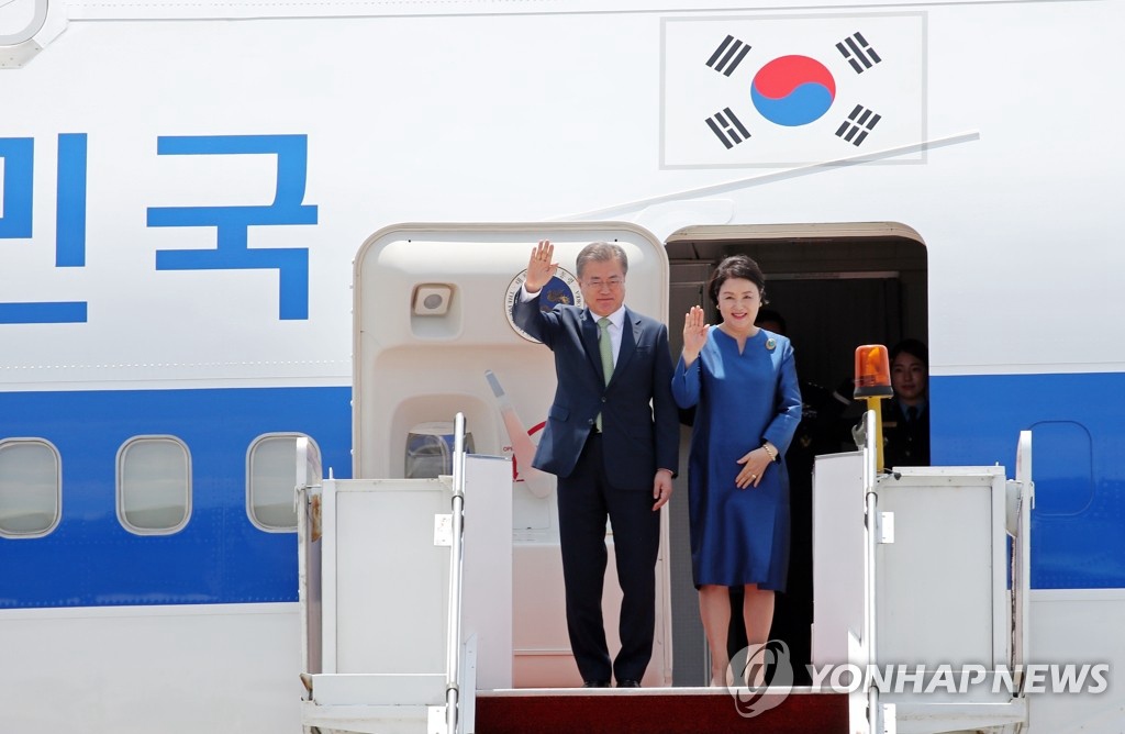 3月12日，韓國總統文在寅（左）和夫人金正淑飛抵東盟三國之旅第二站馬來西亞首都吉隆坡，並向接機人群揮手致意。