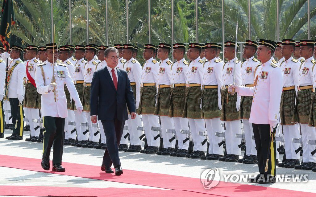 3月13日上午，馬來西亞最高元首阿卜杜拉在吉隆坡議會廣場舉行隆重儀式，熱烈歡迎韓國總統文在寅對馬來西亞進行國事訪問。這是文在寅檢閱儀仗隊。