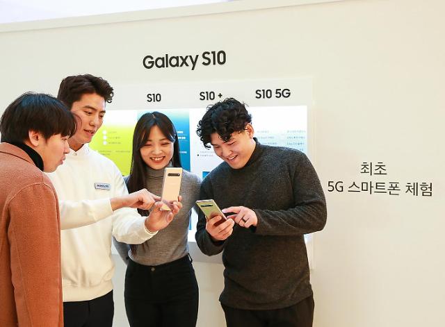 消費者體驗Galaxy S10 5G智能手機 。【圖片提供 韓聯社】