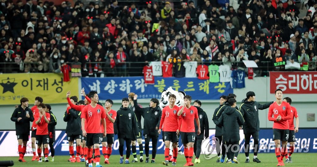 韓國隊向球場觀眾打招呼。