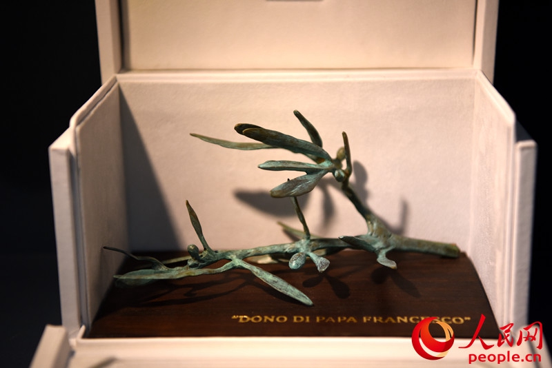 2018年10月文在寅訪問梵蒂岡時，教皇方濟各贈送的象征和平的青銅橄欖枝。裴埈基攝