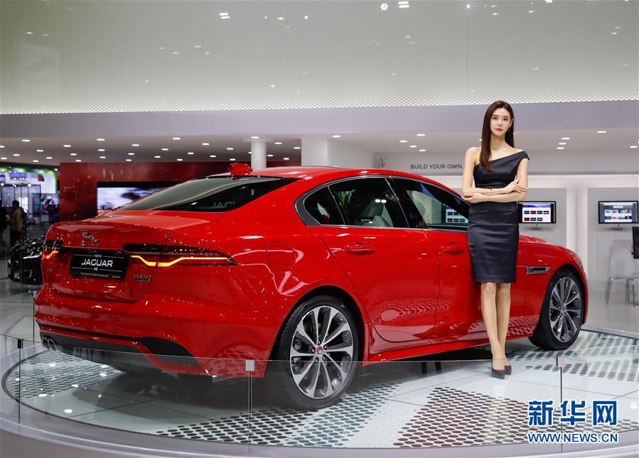 4月2日，在韓國高陽，一名車模在展示捷豹Jaguar新款XE車型。新華社記者王婧嬙攝