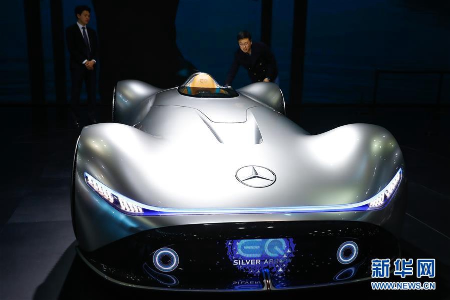 這是4月2日在韓國高陽展示的梅賽德斯奔馳EQ銀箭汽車。新華社記者王婧嬙攝