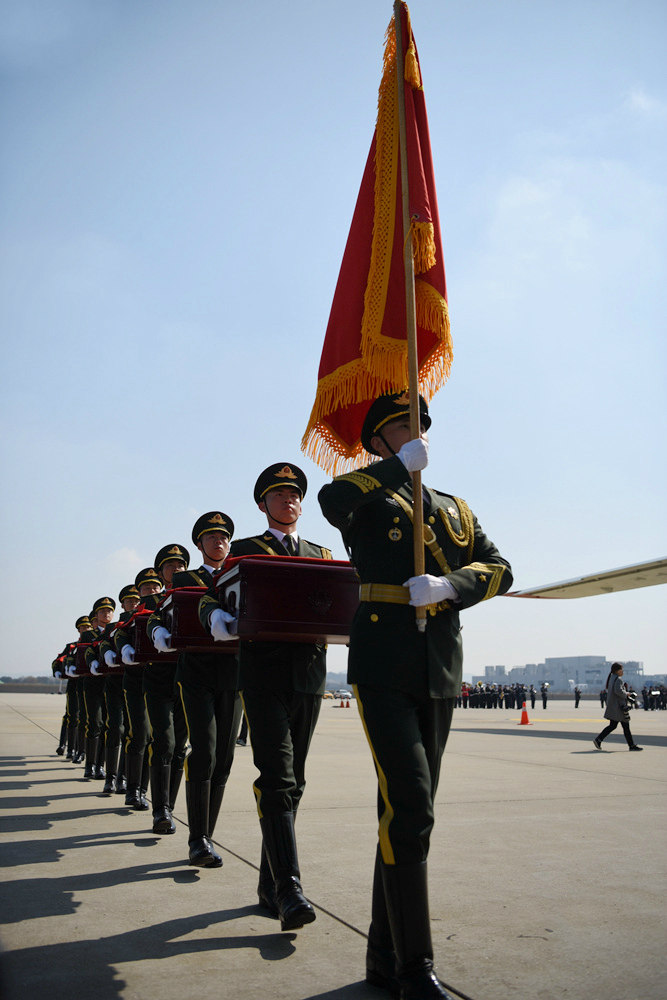 中國人民解放軍禮兵護送烈士遺骸登上空軍專機。夏雪攝