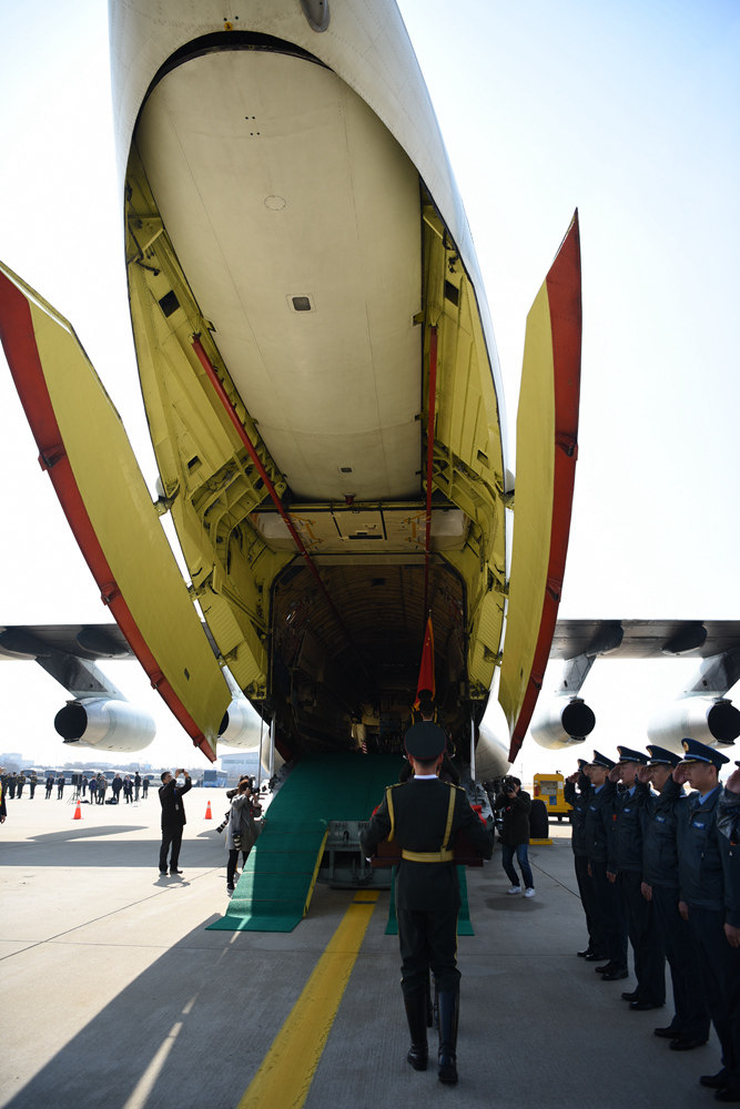 中國人民解放軍禮兵護送烈士遺骸登上空軍專機。 夏雪攝