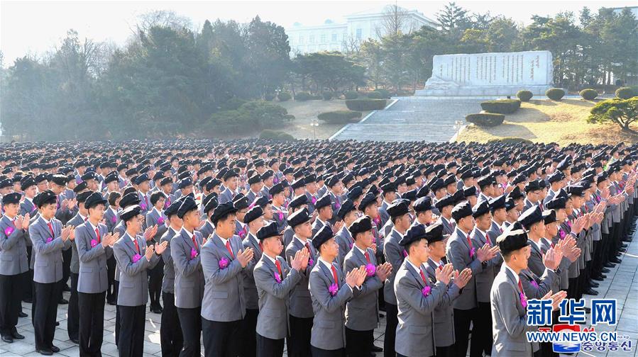 朝中社4月1日提供的照片顯示，學生們參加開學典禮。據朝中社報道，朝鮮2019年新學年於4月1日開始，全國各地舉行開學典禮。