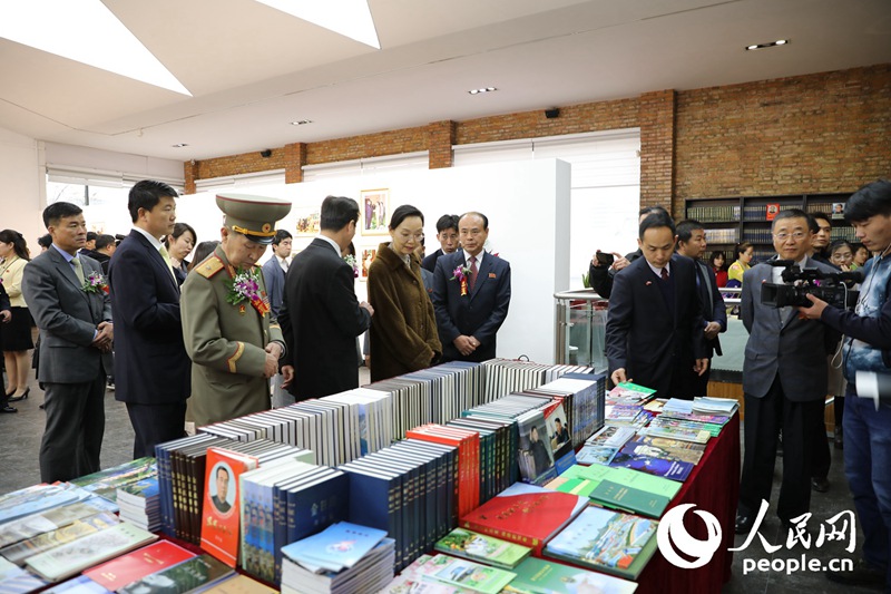 嘉宾们在观看展览会中展示的朝鲜书籍。汪璨摄