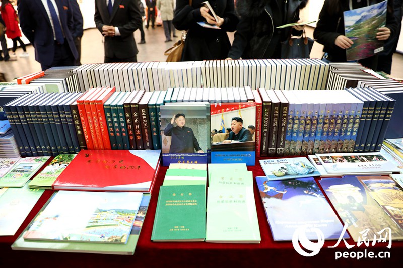 展览会中展示的朝鲜书籍。汪璨摄