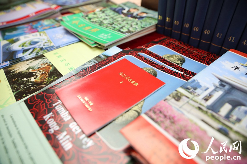 展览会中展示的朝鲜书籍。汪璨摄