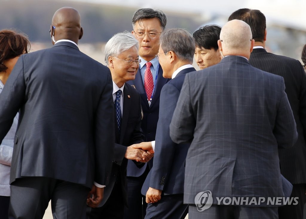 文在寅與韓國駐美大使握手。