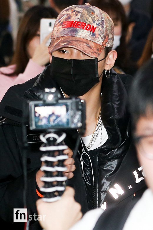 黃明昊在韓國金浦國際機場受到粉絲熱烈歡迎。