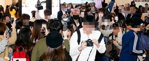 黃明昊在韓國金浦國際機場受到粉絲熱烈歡迎。