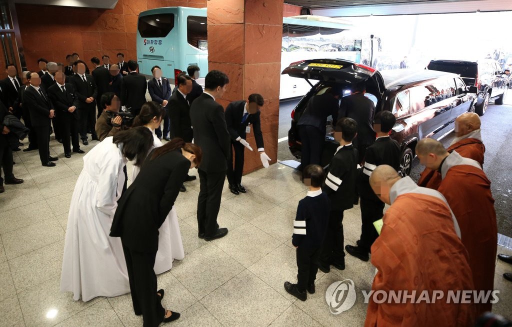 趙亮鎬的家族成員朝向殯儀車鞠躬。