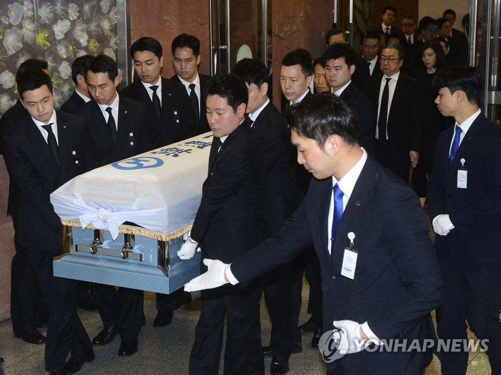 趙亮鎬的靈柩被抬到殯儀車上，准備送往墓地。