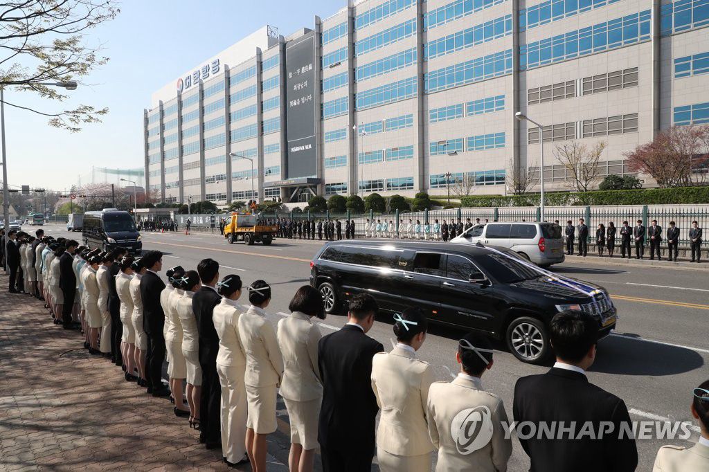 接運趙亮鎬遺體的殯儀車駛向墓地前，專程開到大韓航空公司總部所在地。公司職員們為趙亮鎬舉行路祭。