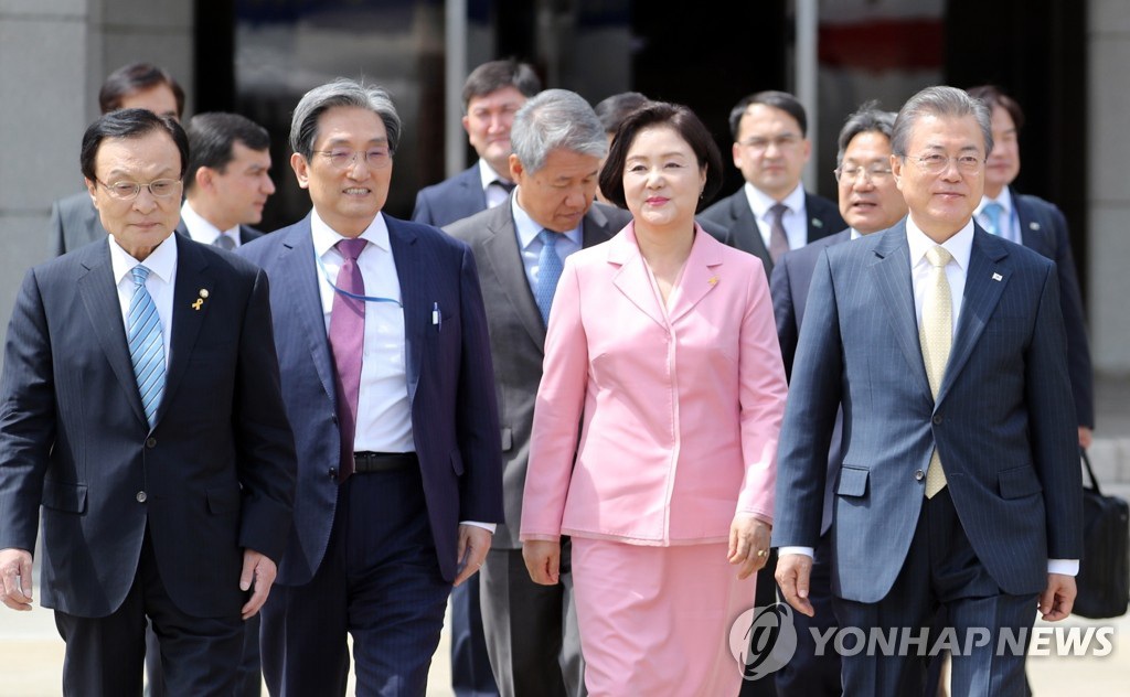 韓政府官員在機場護送總統文在寅與夫人金正淑出國。