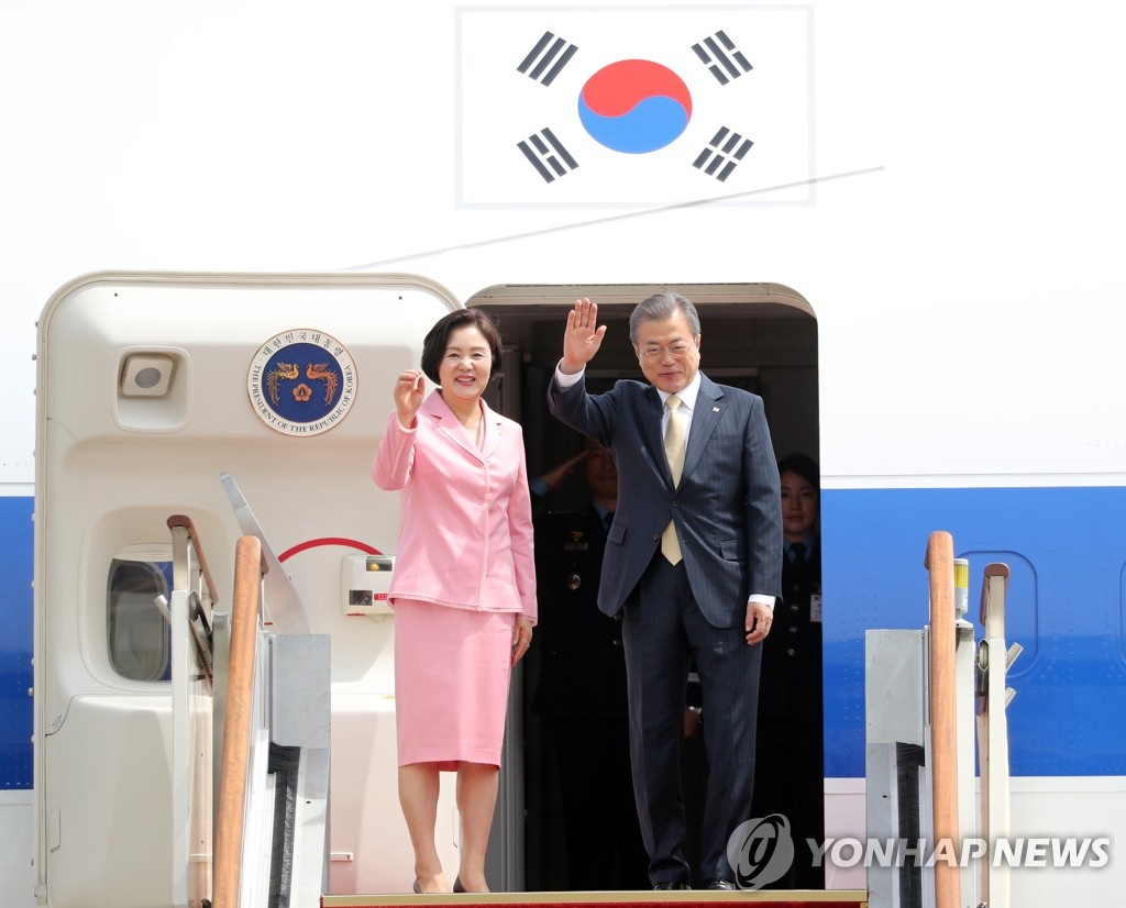 文在寅總統與夫人金正淑搭乘空軍1號專機出國前，向前來送別的政府官員揮手致意。
