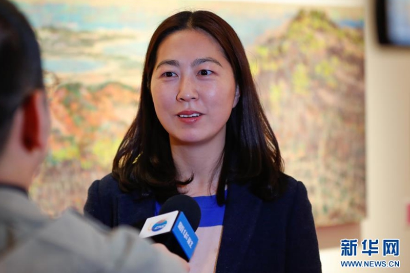 4月2日，在韓國首爾，共同策展人之一金海珠接受新華社記者的採訪。 新華社記者 王婧嬙 攝