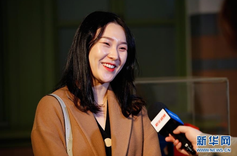 4月2日，在韓國首爾，來自釜山的女大學生金東妍在展覽現場接受採訪。新華社記者 王婧嬙 攝