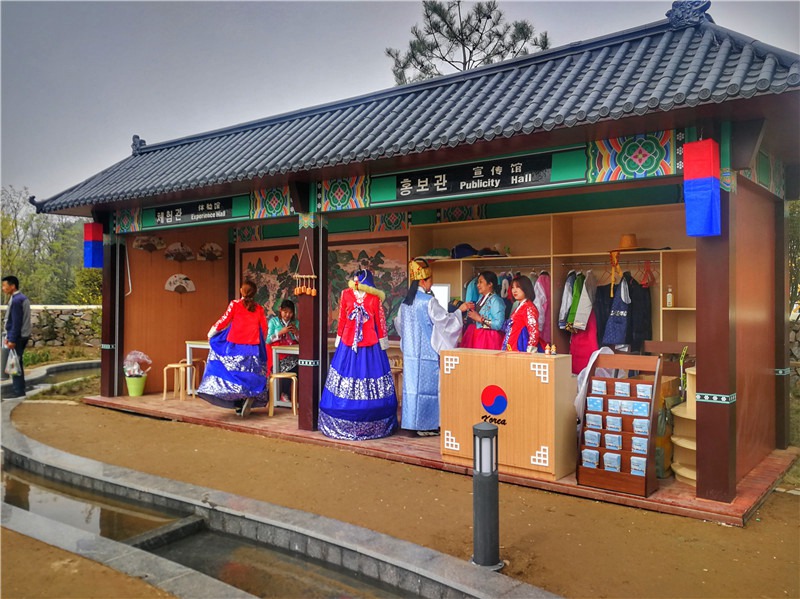 游客在韓國園內體驗試穿韓服。吳三葉攝