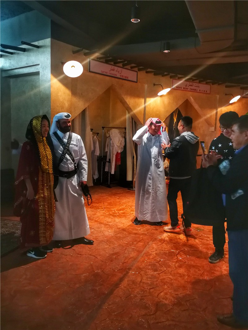 游客在卡塔爾展館內體驗試穿卡達爾服裝。吳三葉攝