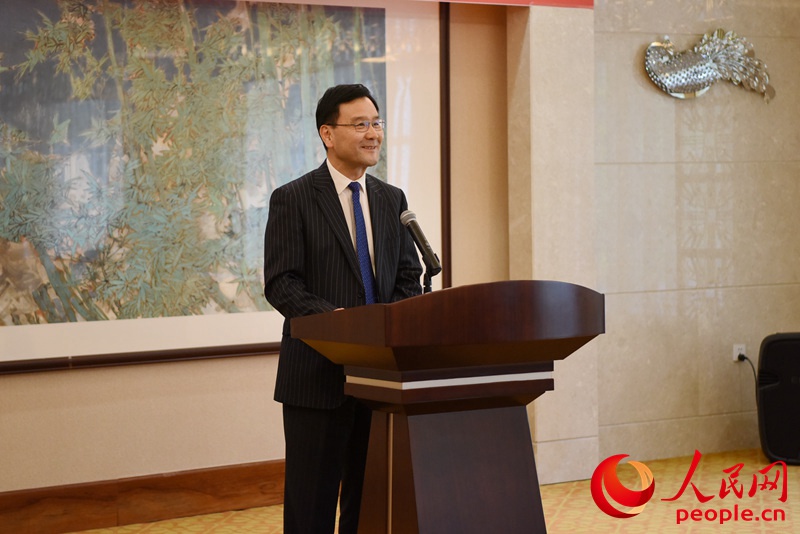 中國駐韓國大使館教育參贊力洪宣布獲獎名單。夏雪 攝