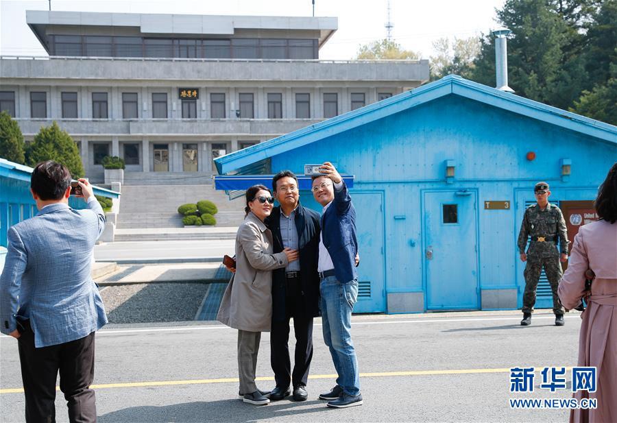 5月1日，游客在韓方一側拍照。 5月1日，板門店韓方一側重新向公眾開放。記者當天隨韓方組織的媒體團再次探訪這一半島標志性地點。 新華社記者 王婧嬙攝