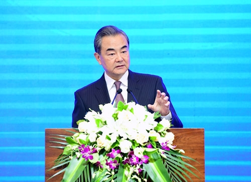 5月10日，国务委员兼外长王毅出席在北京举办的2019年中日韩合作国际论坛开幕式并致辞。（图片来源：外交部网站）