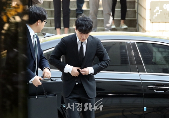 勝利於韓國時間10時左右到達法院接受拘留前審訊。