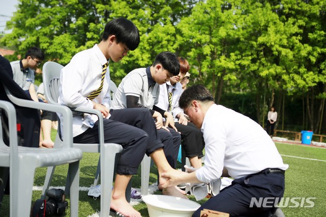 5月15日，在光州市東明高中，老師親自給學生洗腳。（圖片來源：紐西斯）