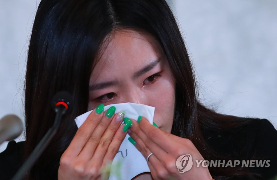 5月16日，在首尔广场酒店，李相花在退役记者会上落泪。
