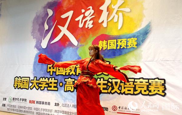 參賽選手表演中國民舞。記者馬菲攝