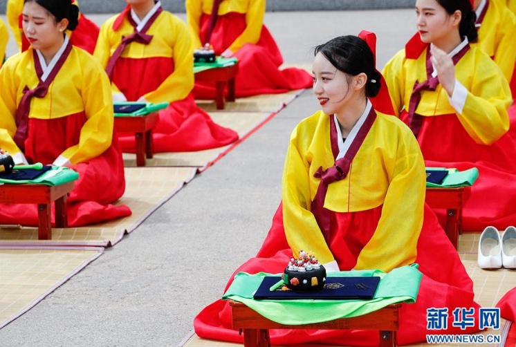 5月20日，在韓國首爾，韓國學生身穿傳統韓服參加成人儀式。新華社記者 王婧嬙 攝