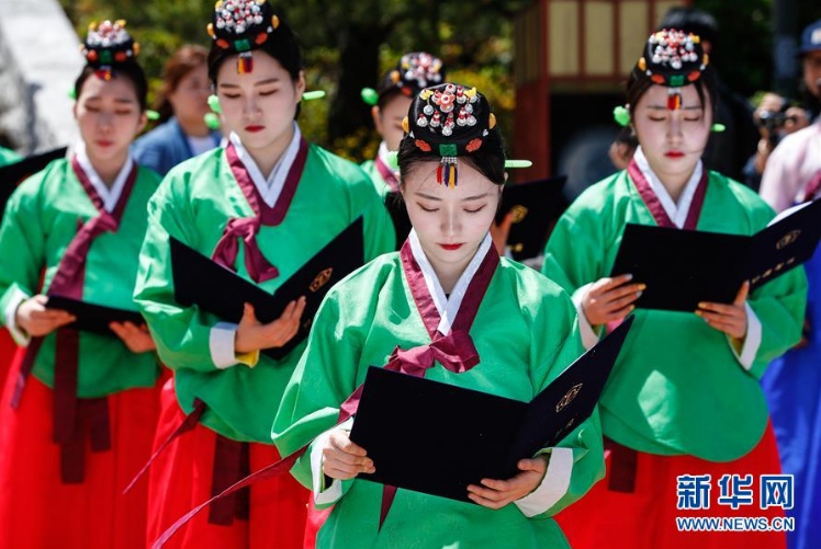 5月20日，在韓國首爾，韓國學生身穿傳統韓服參加成人儀式。新華社記者 王婧嬙 攝