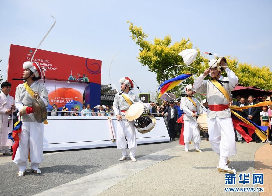 5月25日，演員在韓國展園前表演。新華社記者 張晨霖 攝