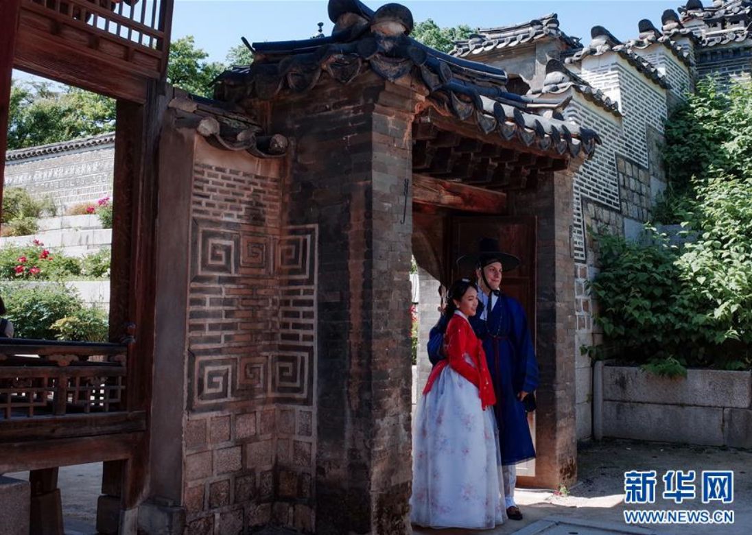 5月21日，身著傳統韓服的游客在韓國首爾昌德宮內拍照。新華社記者 王婧嬙 攝