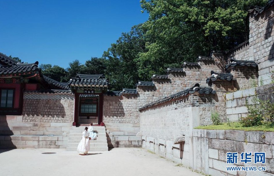 5月21日，身著傳統韓服的游客在韓國首爾昌德宮內游覽。新華社記者 王婧嬙 攝