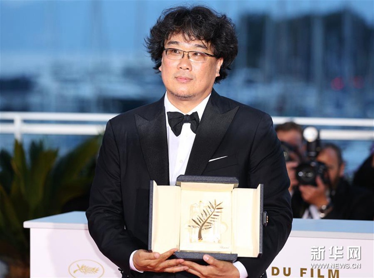 5月25日，在法國戛納，獲得最高獎最佳影片金棕櫚獎的影片《寄生虫》的韓國導演奉俊昊出席拍照式。新華社記者 高靜 攝