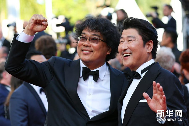 5月25日，在法國戛納，韓國導演奉俊昊（左）與演員宋康昊出席閉幕紅毯。新華社記者 張鋮 攝