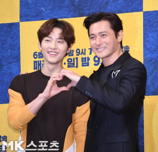 5月28日，在首爾皇宮酒店，演員宋仲基（左）與張東健出席新劇《阿斯達編年史》發布會。