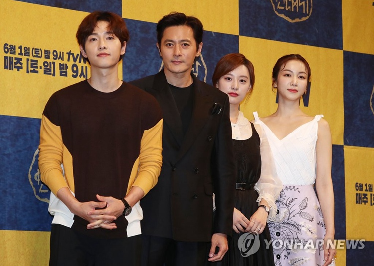 5月28日，在首爾皇宮酒店，演員宋仲基（左起）、張東健、金智媛、金玉彬出席新劇《阿斯達編年史》發布會，並擺姿勢供媒體拍照。