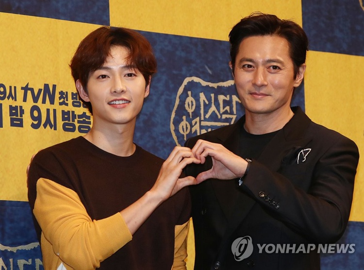 5月28日，在首尔皇宫酒店，演员宋仲基（左）与张东健出席新剧《阿斯达编年史》发布会。