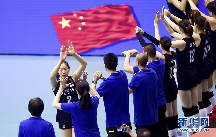 5月30日，中國隊球員朱婷（左二）在出場儀式上。新華社記者 盧炳輝 攝