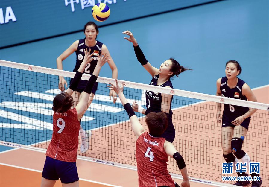 5月30日，中國隊球員袁心玥（后中）在比賽中扣球。新華社記者 盧炳輝 攝