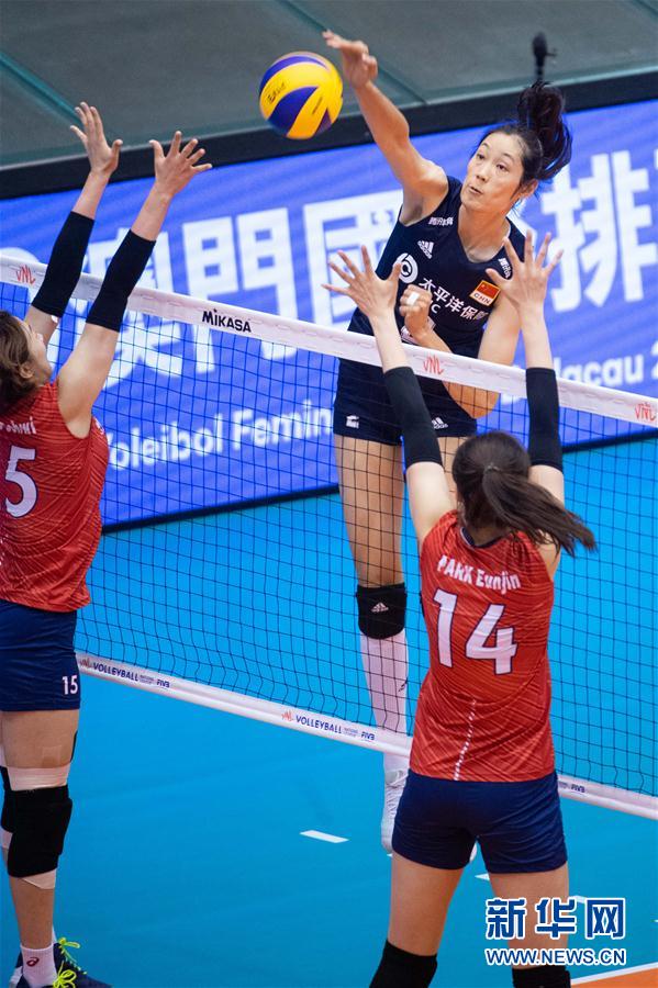 5月30日，中國隊球員朱婷（中）在比賽中扣球。新華社記者 張金加 攝