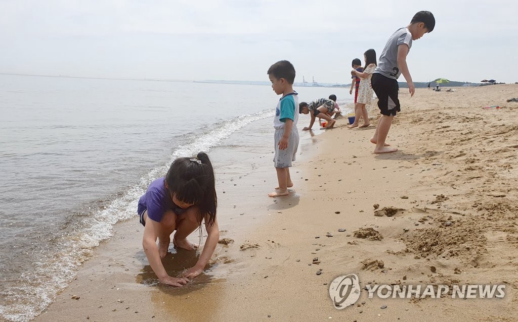 6月2日，在慶尚北道浦項市北區興海邑某海水浴場，小朋友們在海灘上玩沙子。