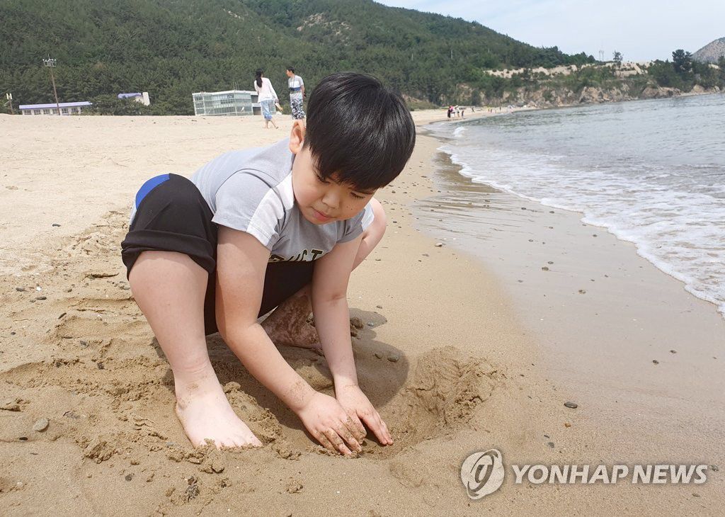 6月2日，在慶尚北道浦項市北區興海邑某海水浴場，一名小朋友在海灘上玩沙子。