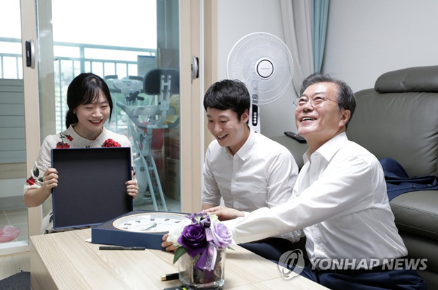 資料圖片：韓國總統文在寅（右一）走訪公租房居民關切民生。（韓聯社）