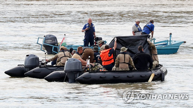 當地時間6月3日，在匈牙利布達佩斯多瑙河中央的瑪格麗特橋附近，搜救隊員們收斂一具疑似韓國遇難者的遺體。沉船搜救工作當天進入第6天。（圖片來源：韓聯社）